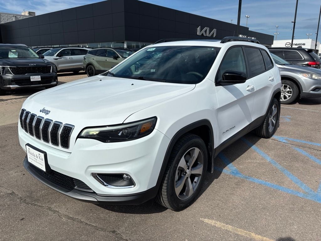 2022 Jeep Cherokee Limited in Bright White Clearcoat — front three-quarter view