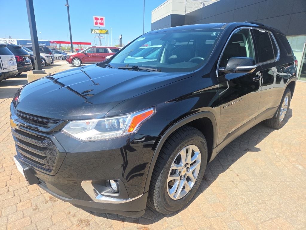 2019 Chevrolet Traverse 3LT in Mosaic Black Metallic — front three-quarter view